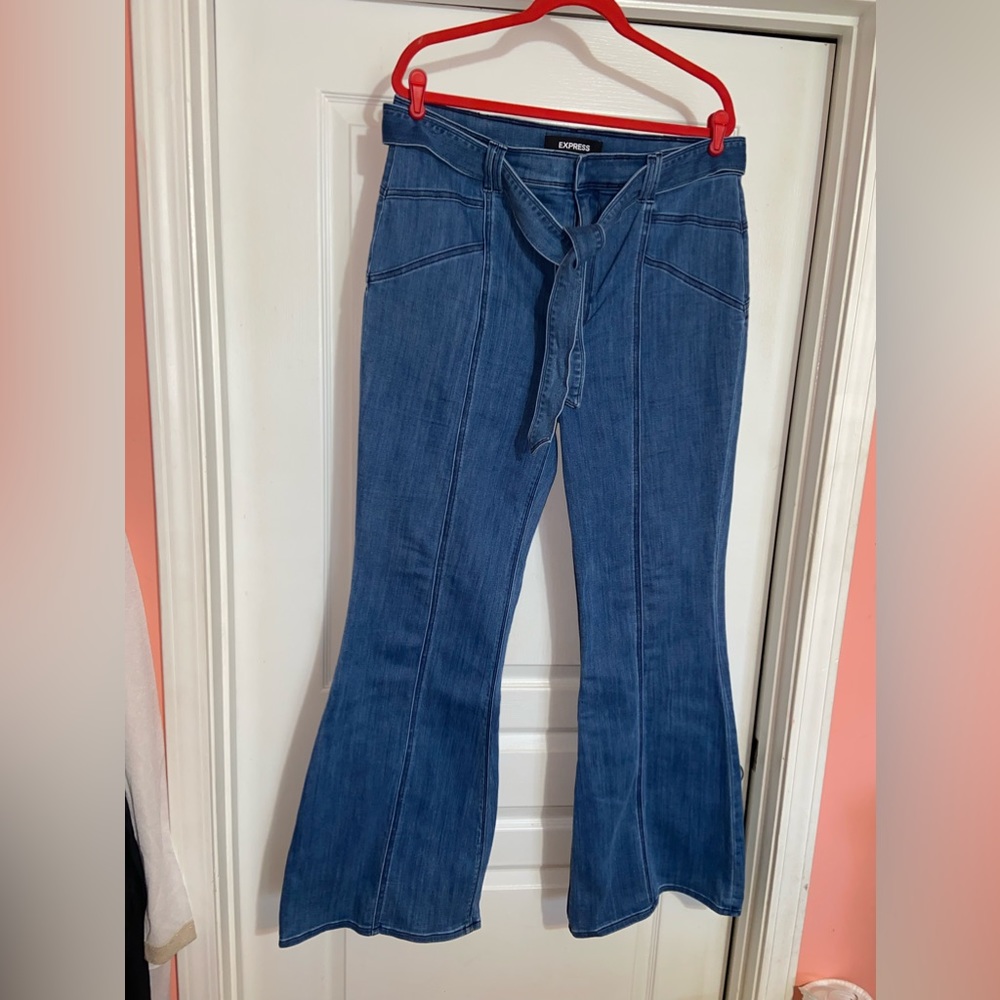Gently used in almost perfect condition. Woman’s jeans with a belt sz 14 regular